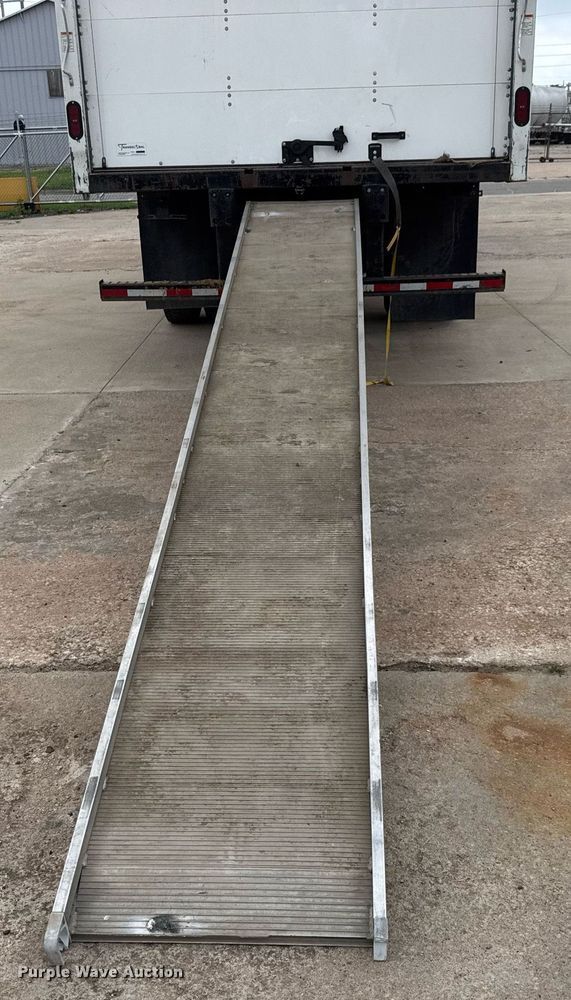 image for item EQ1423 2017 International 4300 box truck