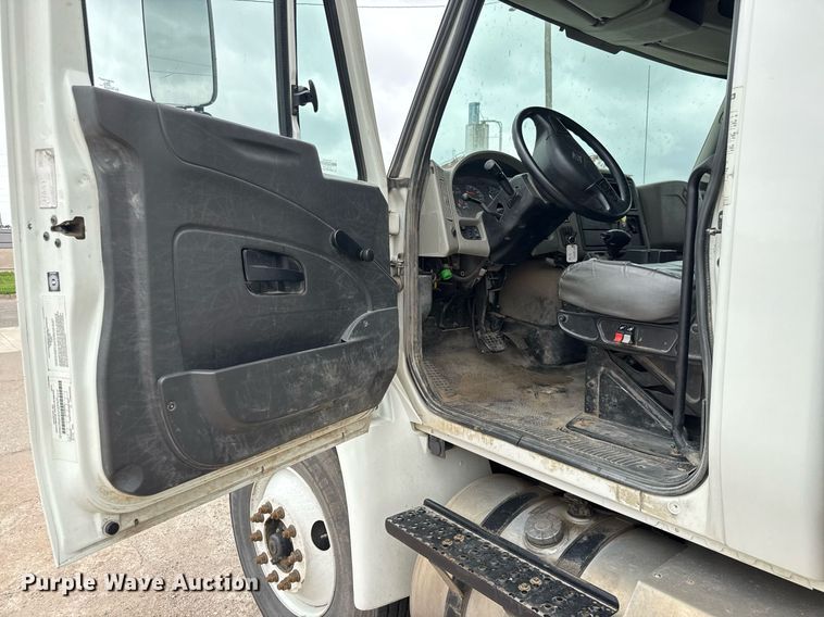 image for item EQ1423 2017 International 4300 box truck