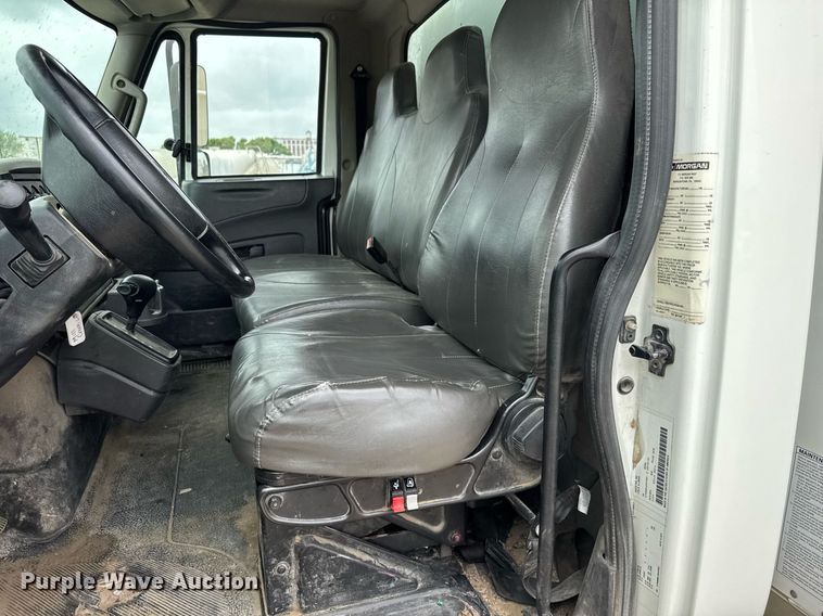 image for item EQ1423 2017 International 4300 box truck