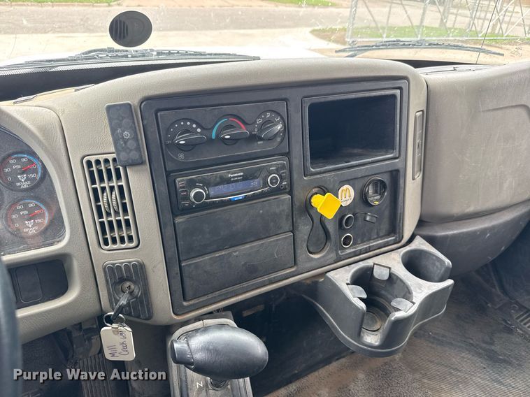 image for item EQ1423 2017 International 4300 box truck