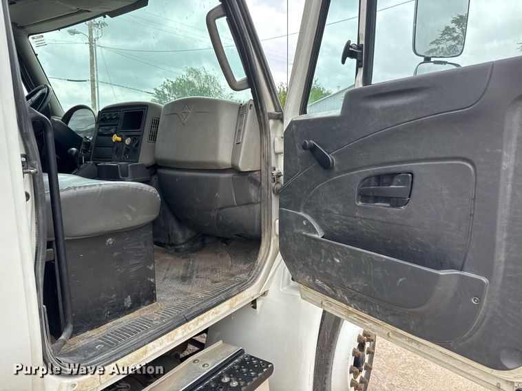 image for item EQ1423 2017 International 4300 box truck