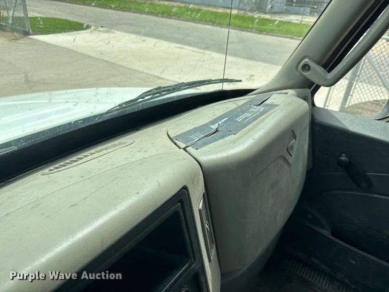 image for item EQ1423 2017 International 4300 box truck