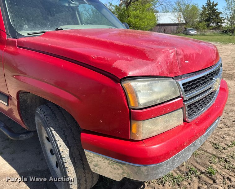 image for item EQ1429 2006 Chevrolet Silverado 1500 Crew Cab pickup truck