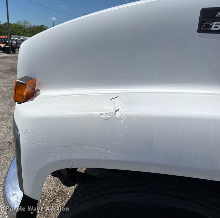 image for item EQ1462 2003 Chevrolet C6500 box truck