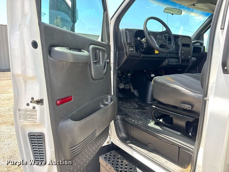 image for item EQ1462 2003 Chevrolet C6500 box truck