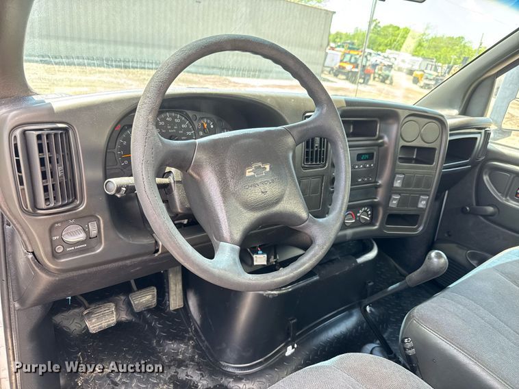 image for item EQ1462 2003 Chevrolet C6500 box truck