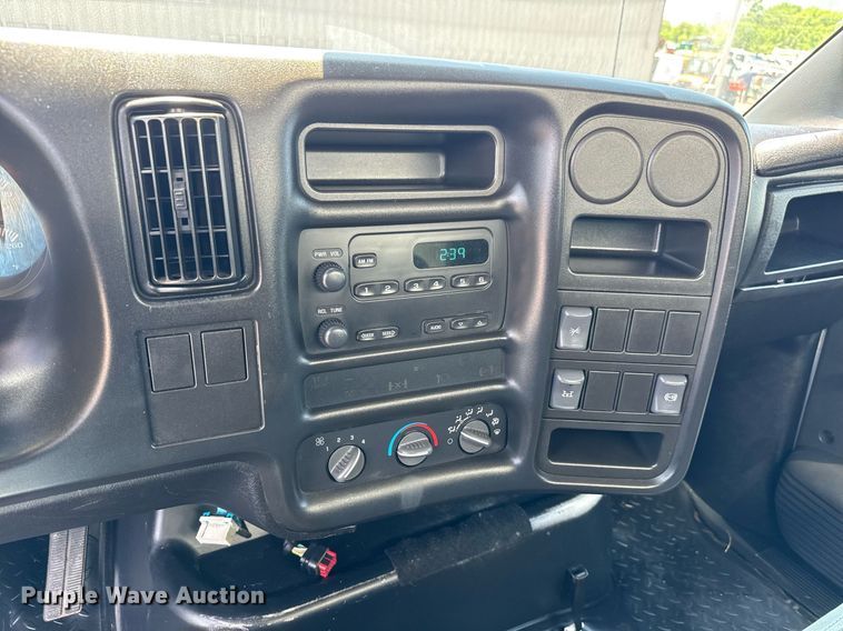 image for item EQ1462 2003 Chevrolet C6500 box truck