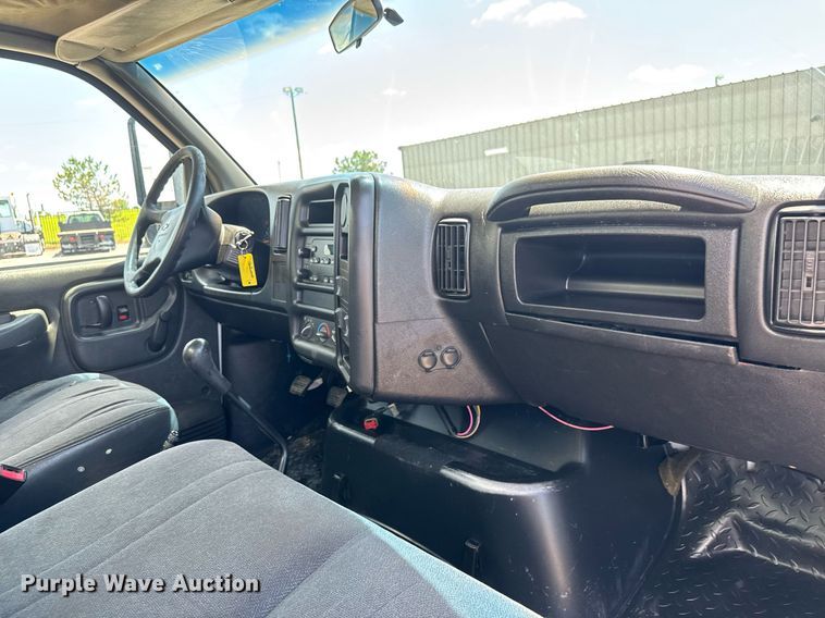 image for item EQ1462 2003 Chevrolet C6500 box truck