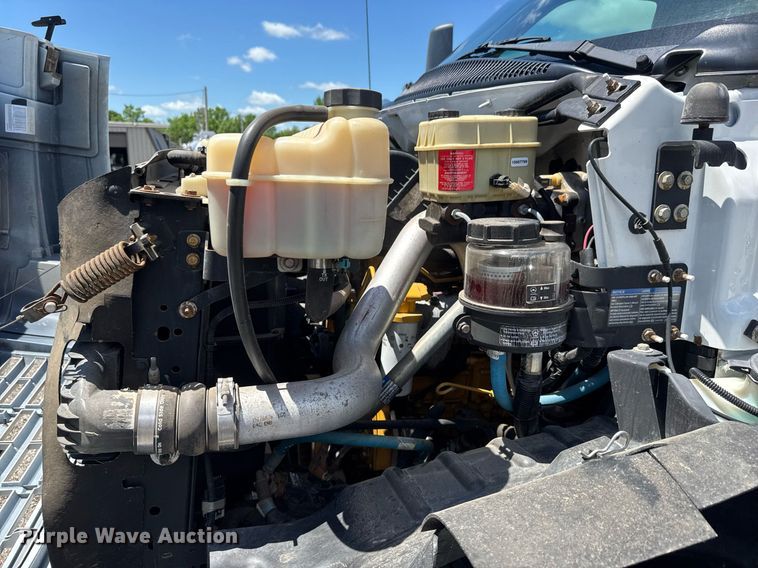 image for item EQ1462 2003 Chevrolet C6500 box truck