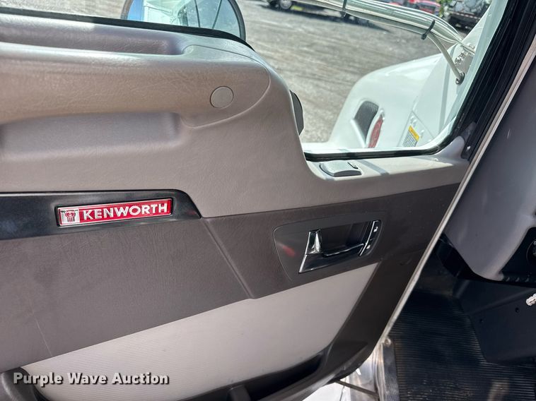 image for item EQ1475 2020 Kenworth T370 box truck