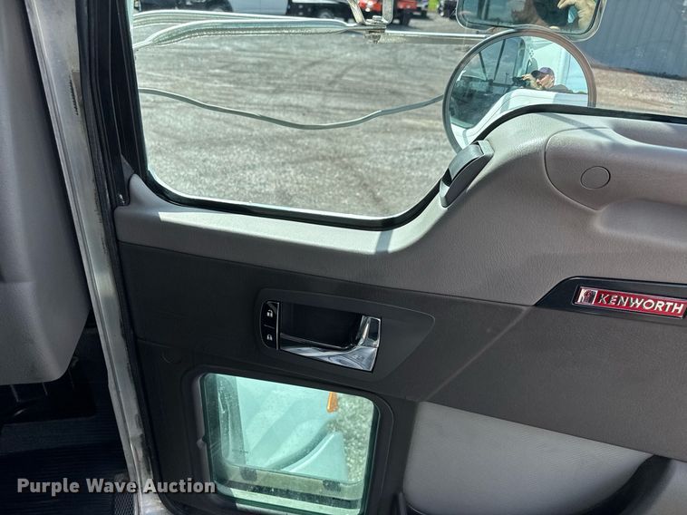 image for item EQ1475 2020 Kenworth T370 box truck