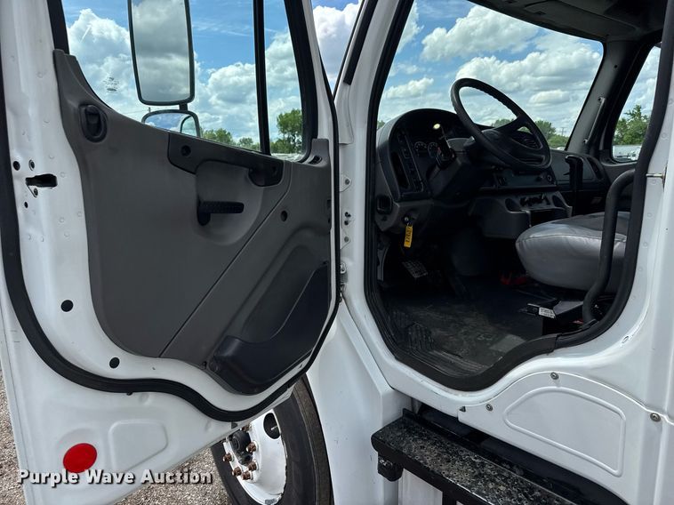 image for item EQ1481 2004 Freightliner Business Class M2 refrigerated truck