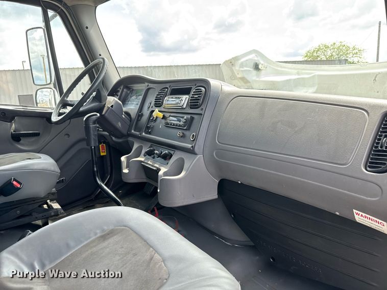 image for item EQ1481 2004 Freightliner Business Class M2 refrigerated truck