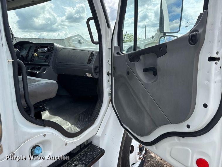 image for item EQ1481 2004 Freightliner Business Class M2 refrigerated truck