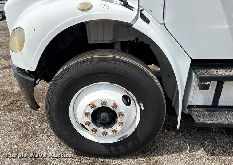 image for item EQ1481 2004 Freightliner Business Class M2 refrigerated truck