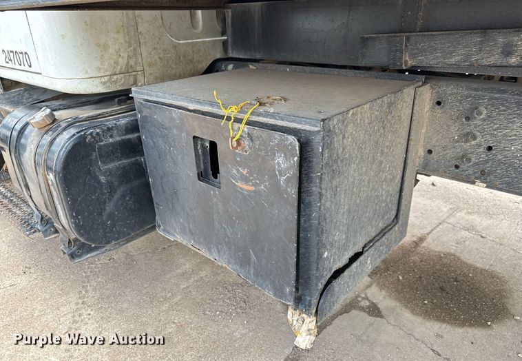 image for item EQ1497 1998 International 4700 dump flatbed truck