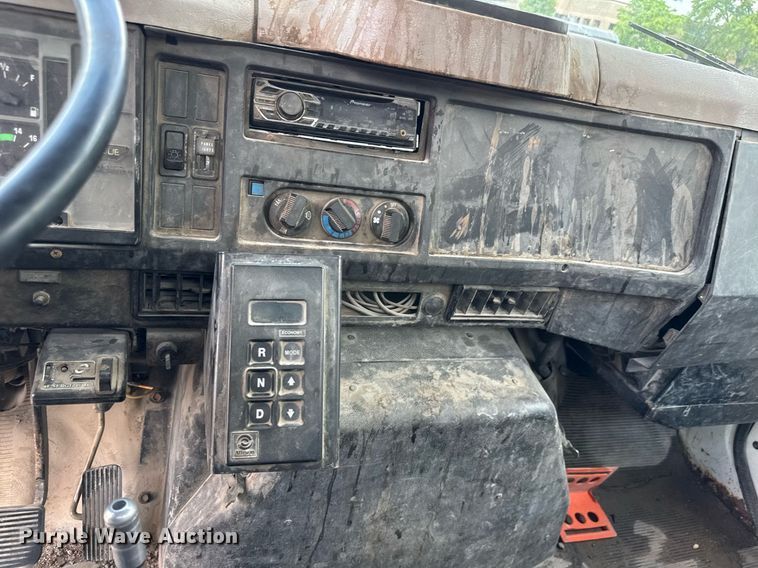 image for item EQ1497 1998 International 4700 dump flatbed truck