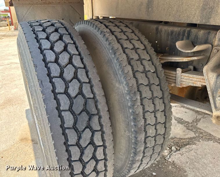 image for item EQ1497 1998 International 4700 dump flatbed truck