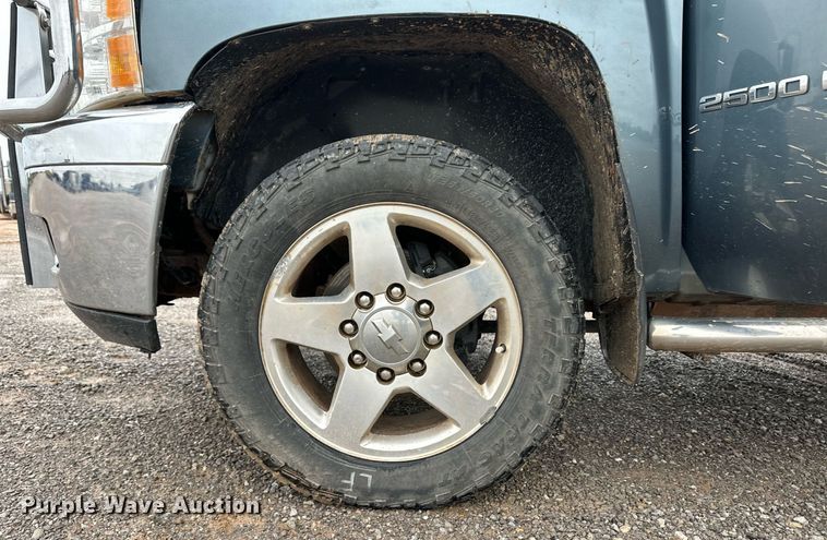 image for item EQ4726 2012 Chevrolet Silverado 2500HD Crew Cab pickup truck