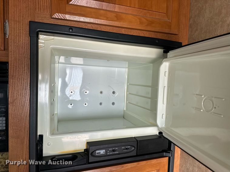 image for item EQ4753 2006 Dutchmen Colorado camper