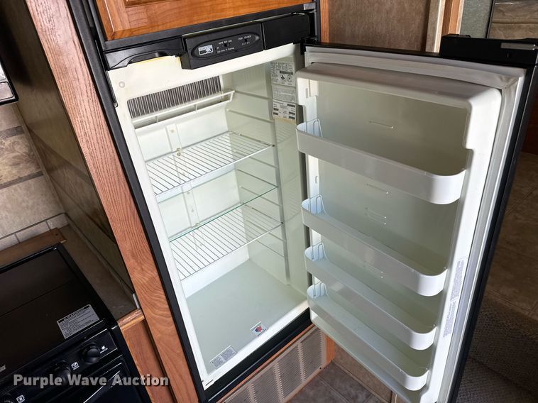 image for item EQ4753 2006 Dutchmen Colorado camper