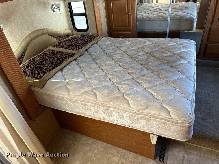 image for item EQ4753 2006 Dutchmen Colorado camper