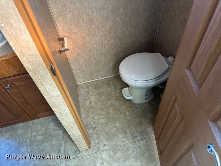 image for item EQ4753 2006 Dutchmen Colorado camper