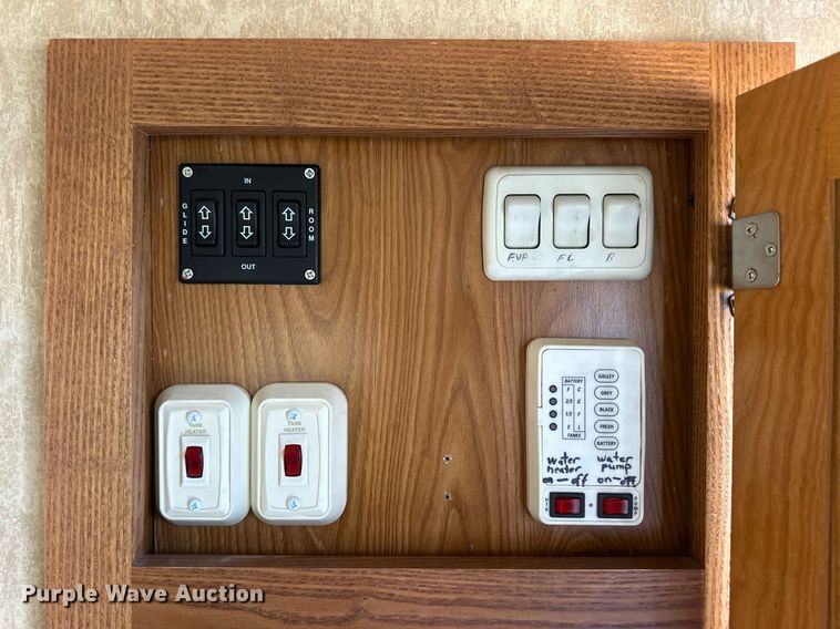 image for item EQ4753 2006 Dutchmen Colorado camper