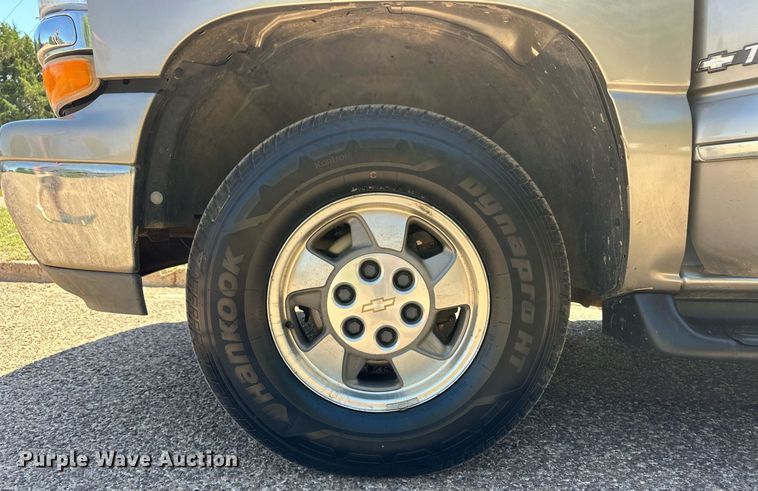 image for item EQ4756 2000 Chevrolet Tahoe LS SUV