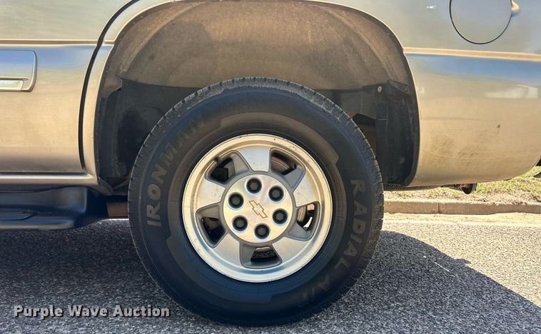 image for item EQ4756 2000 Chevrolet Tahoe LS SUV