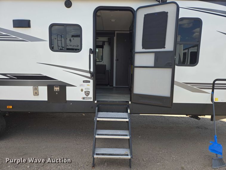 image for item ER5227 2022 Heartland 3100BH MPG camper