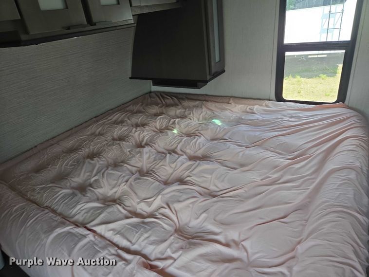 image for item ER5227 2022 Heartland 3100BH MPG camper