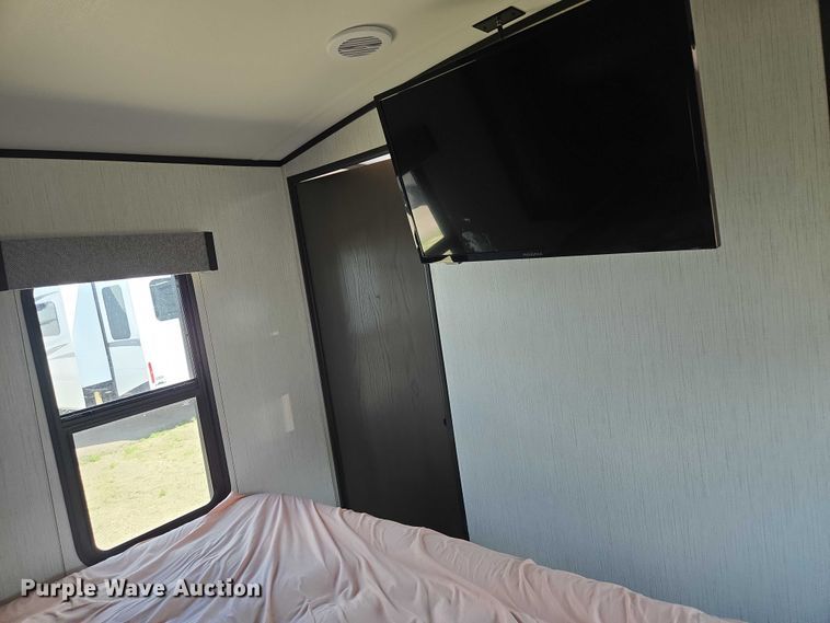 image for item ER5227 2022 Heartland 3100BH MPG camper