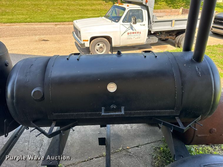 image for item NJ9658 Smoker trailer