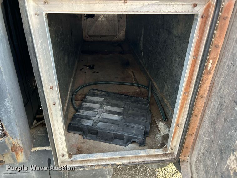 image for item NJ9726 2005 Mitsubishi FH211 dump flatbed truck