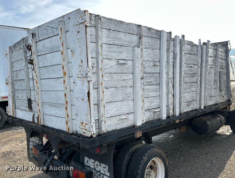 image for item NJ9726 2005 Mitsubishi FH211 dump flatbed truck