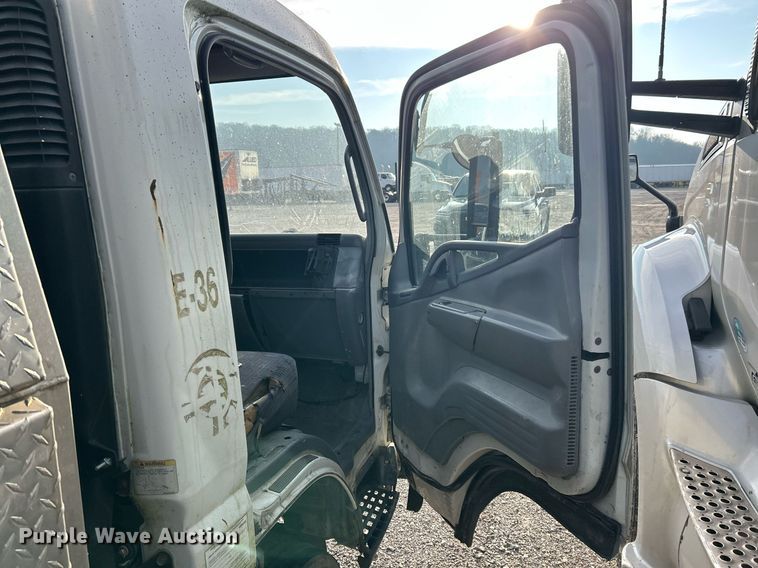 image for item NJ9726 2005 Mitsubishi FH211 dump flatbed truck