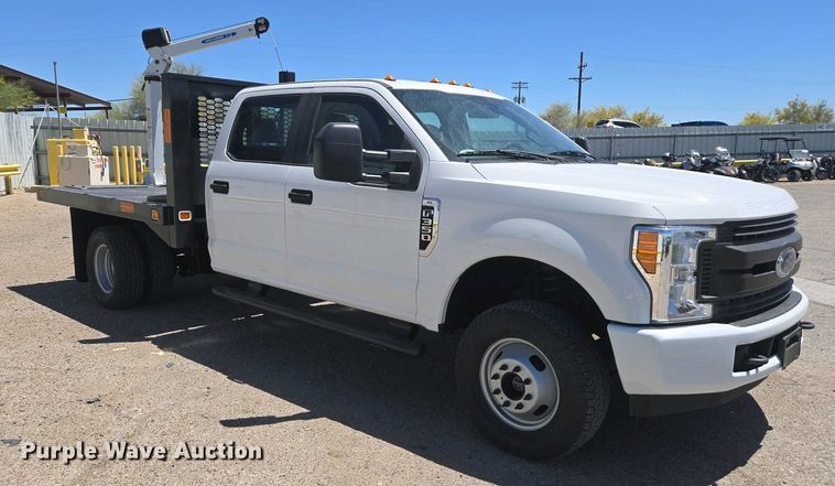 image for item YA0499 2019 Ford F350 Super Duty Crew Cab flatbed pickup truck