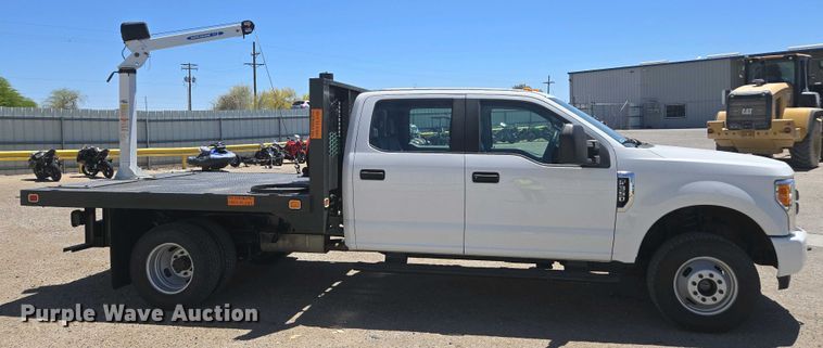 image for item YA0499 2019 Ford F350 Super Duty Crew Cab flatbed pickup truck