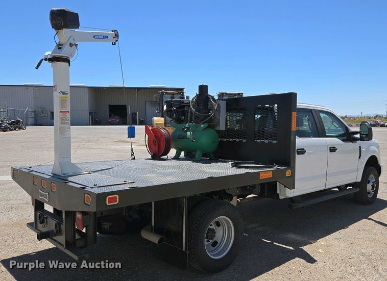 image for item YA0499 2019 Ford F350 Super Duty Crew Cab flatbed pickup truck