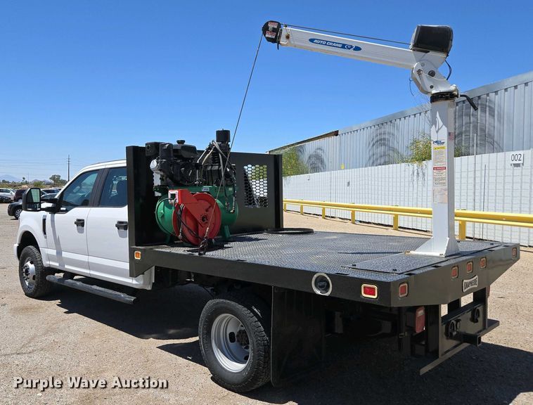 image for item YA0499 2019 Ford F350 Super Duty Crew Cab flatbed pickup truck