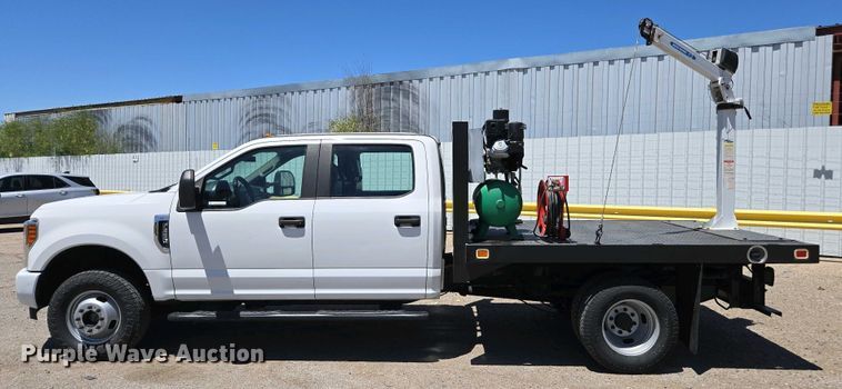 image for item YA0499 2019 Ford F350 Super Duty Crew Cab flatbed pickup truck