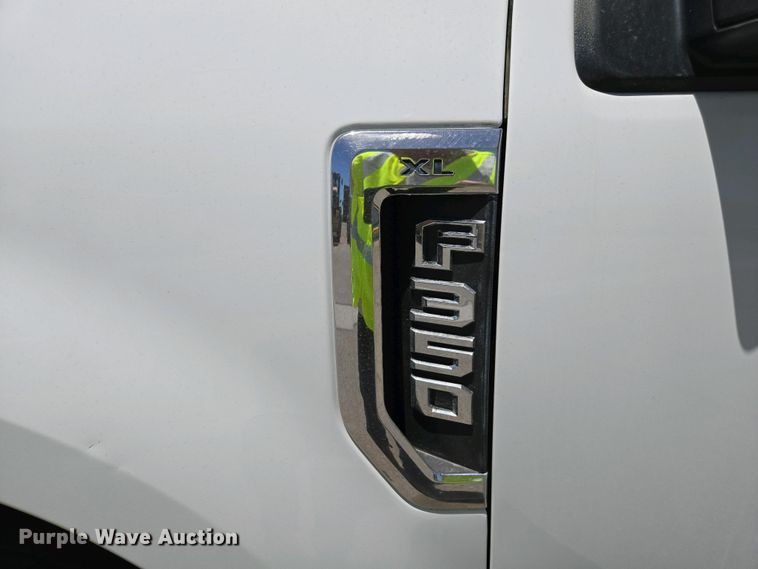 image for item YA0499 2019 Ford F350 Super Duty Crew Cab flatbed pickup truck