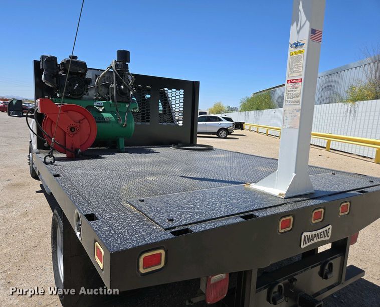 image for item YA0499 2019 Ford F350 Super Duty Crew Cab flatbed pickup truck