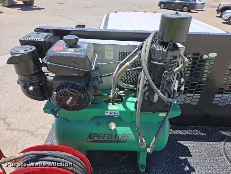 image for item YA0499 2019 Ford F350 Super Duty Crew Cab flatbed pickup truck