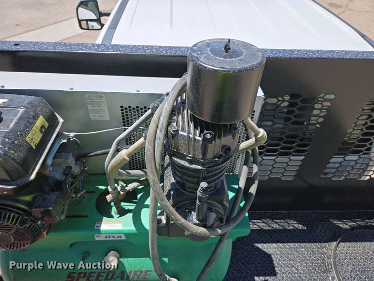 image for item YA0499 2019 Ford F350 Super Duty Crew Cab flatbed pickup truck