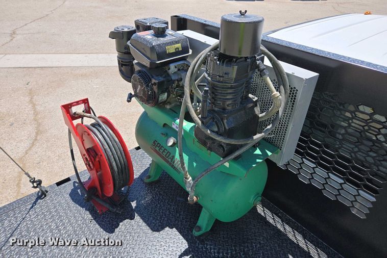 image for item YA0499 2019 Ford F350 Super Duty Crew Cab flatbed pickup truck