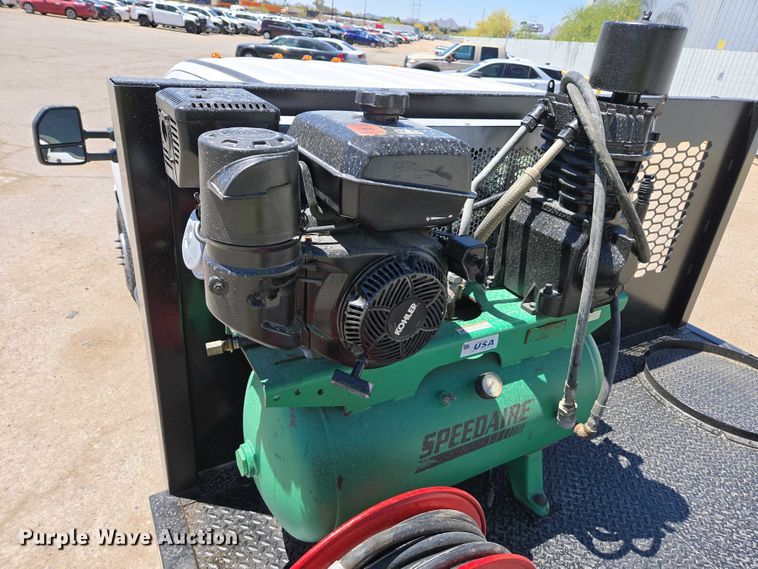 image for item YA0499 2019 Ford F350 Super Duty Crew Cab flatbed pickup truck