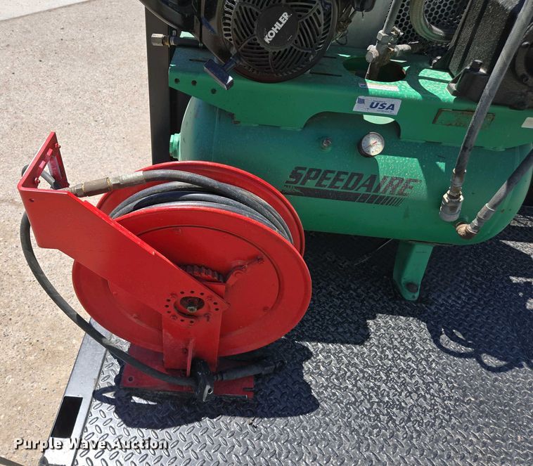 image for item YA0499 2019 Ford F350 Super Duty Crew Cab flatbed pickup truck