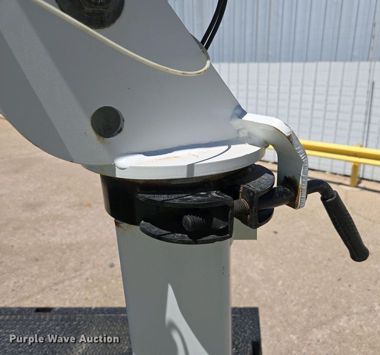 image for item YA0499 2019 Ford F350 Super Duty Crew Cab flatbed pickup truck